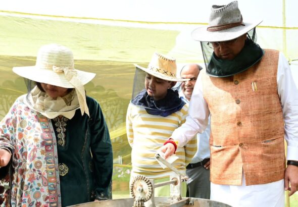 मुख्यमंत्री आवास में शहद निष्कासन पहले चरण में 60 किलोग्राम