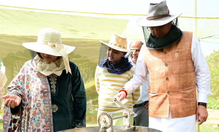 मुख्यमंत्री आवास में शहद निष्कासन पहले चरण में 60 किलोग्राम