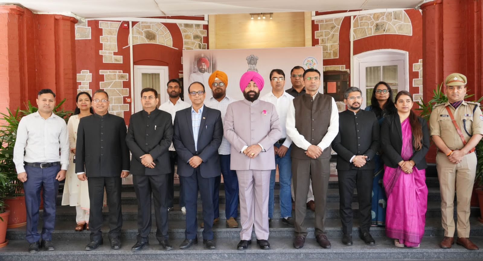 आपदा में उत्कृष्ट कार्य करने वाले कार्मिकों को राज्यपाल ने