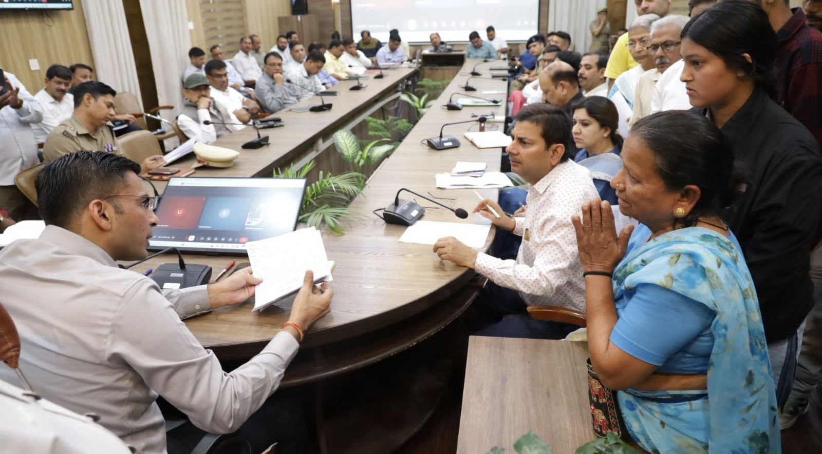 जनता दर्शन में 212 से अधिक शिकायतें डीएम सविन बंसल