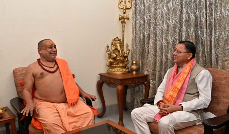 हरिद्वार में मुख्यमंत्री धामी ने लिया आशीर्वाद, प्रदेश की खुशहाली