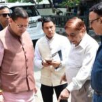 सीएम धामी ने जाखन पहुंचकर खुद परखी जन शिकायत, लापरवाही