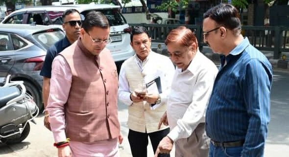 सीएम धामी ने जाखन पहुंचकर खुद परखी जन शिकायत, लापरवाही