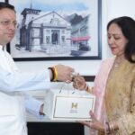 दिल्ली में सीएम धामी से मिलीं सांसद व अभिनेत्री हेमा