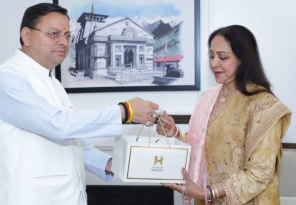 दिल्ली में सीएम धामी से मिलीं सांसद व अभिनेत्री हेमा