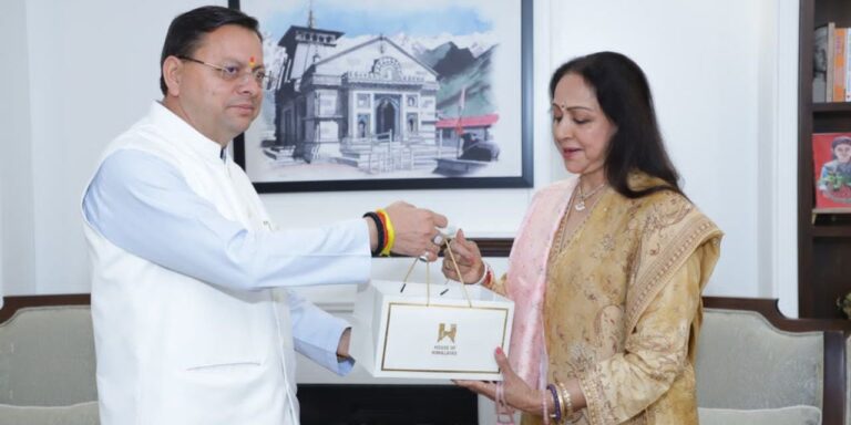 दिल्ली में सीएम धामी से मिलीं सांसद व अभिनेत्री हेमा