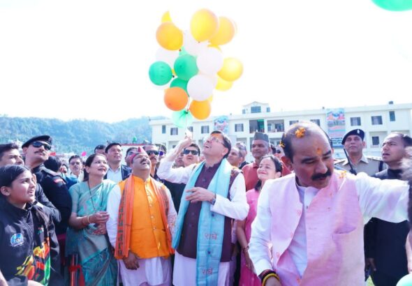 पिथौरागढ़ को मिला आधुनिक क्रिकेटमैदान, खिलाड़ियों संग मैदान में उतरे
