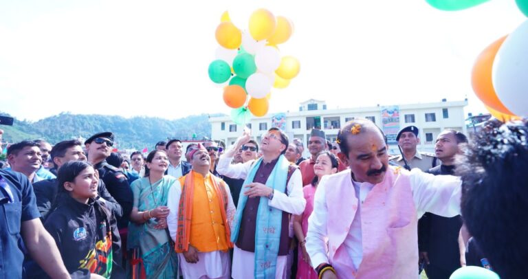 पिथौरागढ़ को मिला आधुनिक क्रिकेटमैदान, खिलाड़ियों संग मैदान में उतरे