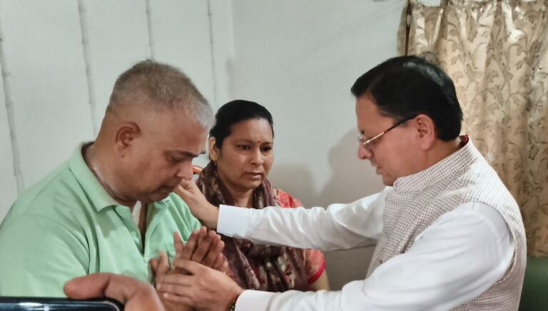 मुख्यमंत्री धामी ने हरिपुर कलां में मनोज जखमोला के आवास