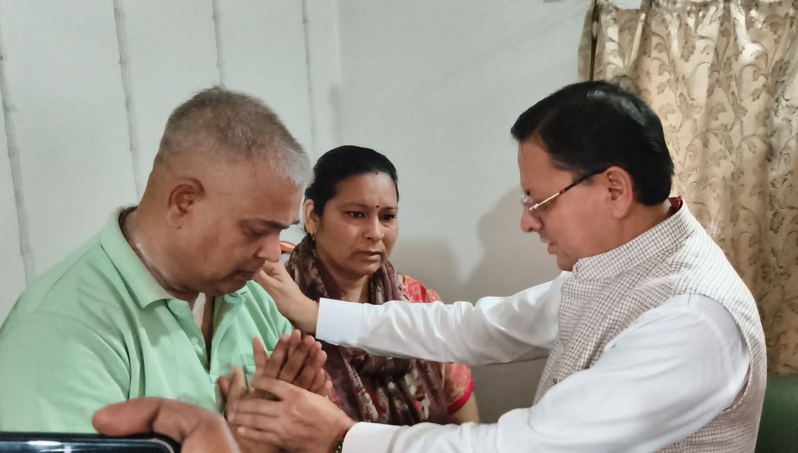 मुख्यमंत्री धामी ने हरिपुर कलां में मनोज जखमोला के आवास