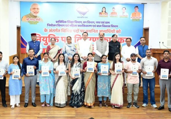 मुख्यमंत्री धामी ने 276 युवाओं को बांटे नियुक्ति पत्र, कहा-