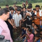 मुख्यमंत्री को अपने बीच पाकर उत्साहित हुए बच्चे, जमकर खिंचवाईं