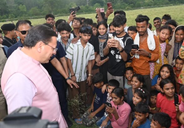 मुख्यमंत्री को अपने बीच पाकर उत्साहित हुए बच्चे, जमकर खिंचवाईं