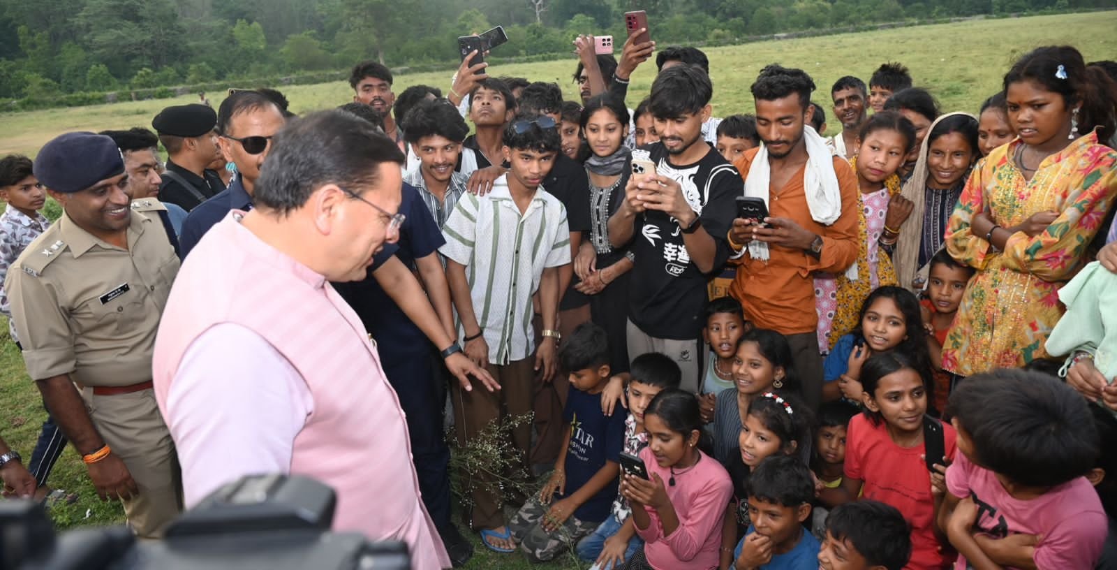 मुख्यमंत्री को अपने बीच पाकर उत्साहित हुए बच्चे, जमकर खिंचवाईं