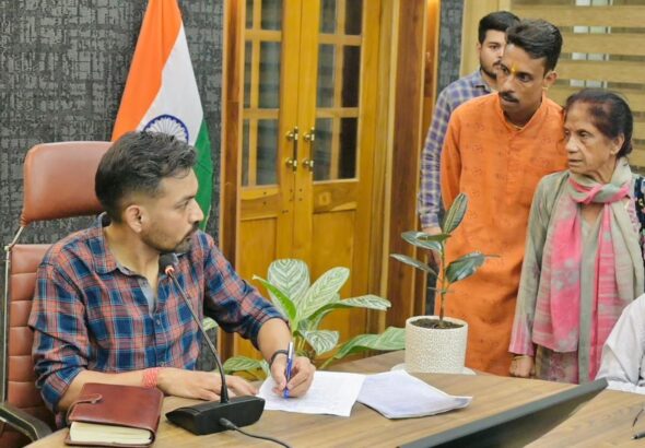 समाधान दिवस में डीएम का एक्शन मोड, लापरवाह अधिकारियों पर