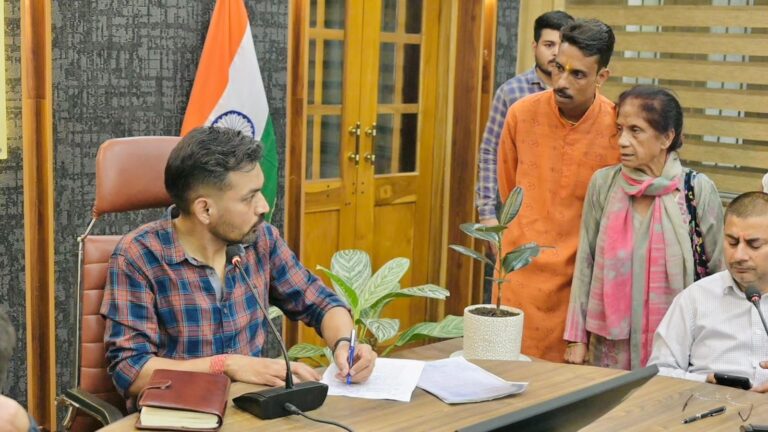 समाधान दिवस में डीएम का एक्शन मोड, लापरवाह अधिकारियों पर