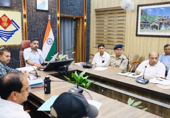 मानसून तैयारियों पर डीएम सख्त, जलभराव, गड्ढों और जर्जर भवनों