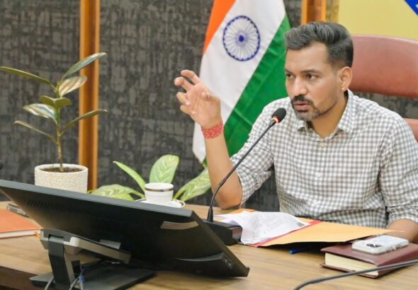 देहरादून में ट्रैफिक और पार्किंग सुधार पर डीएम सख्त, माइक्रो
