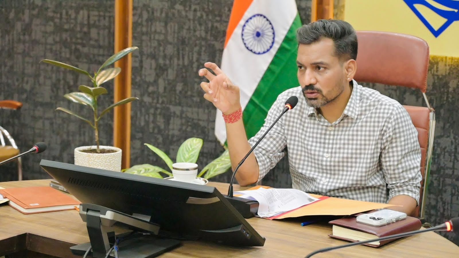 देहरादून में ट्रैफिक और पार्किंग सुधार पर डीएम सख्त, माइक्रो