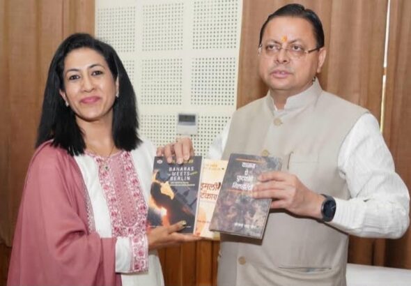 सीएम धामी से मिलीं साहित्यकार डॉ. योजना साह जैन, तीन