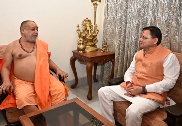 कनखल में शंकराचार्य स्वामी राजराजेश्वराश्रम महाराज से मिले मुख्यमंत्री धामी