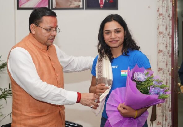 अंतरराष्ट्रीय पदक विजेता महिला मुक्केबाजों का सीएम धामी ने किया