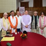 मुख्यमंत्री धामी ने साहित्यकारों से किया संवाद, दो साहित्य ग्राम