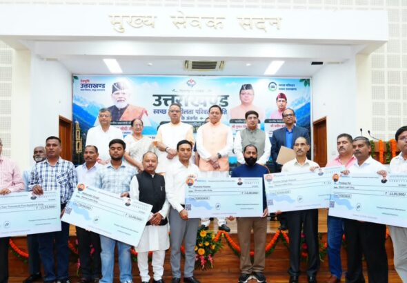 स्वच्छ ईंधन आधारित 11 वाहनों को मुख्यमंत्री ने दिखाई हरी