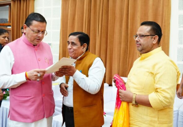 मुख्यमंत्री धामी ने सुनीं जन समस्याएं, अधिकारियों को त्वरित समाधान