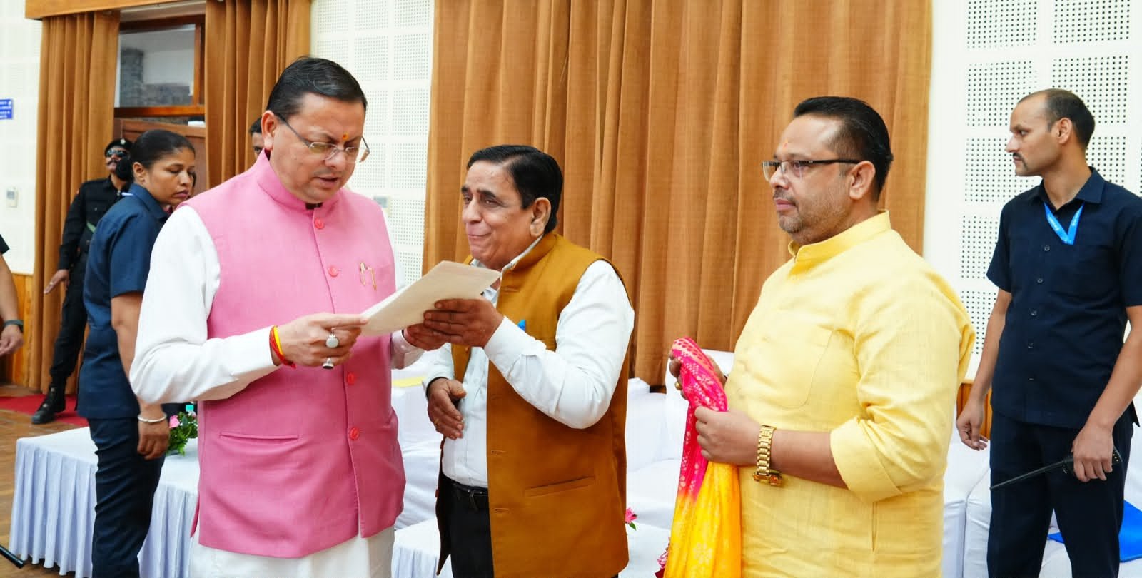 मुख्यमंत्री धामी ने सुनीं जन समस्याएं, अधिकारियों को त्वरित समाधान