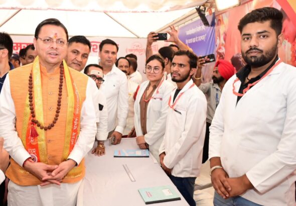 हरिद्वार में शिवभक्त कांवड़ियों पर पुष्पवर्षा, मुख्यमंत्री धामी ने किया