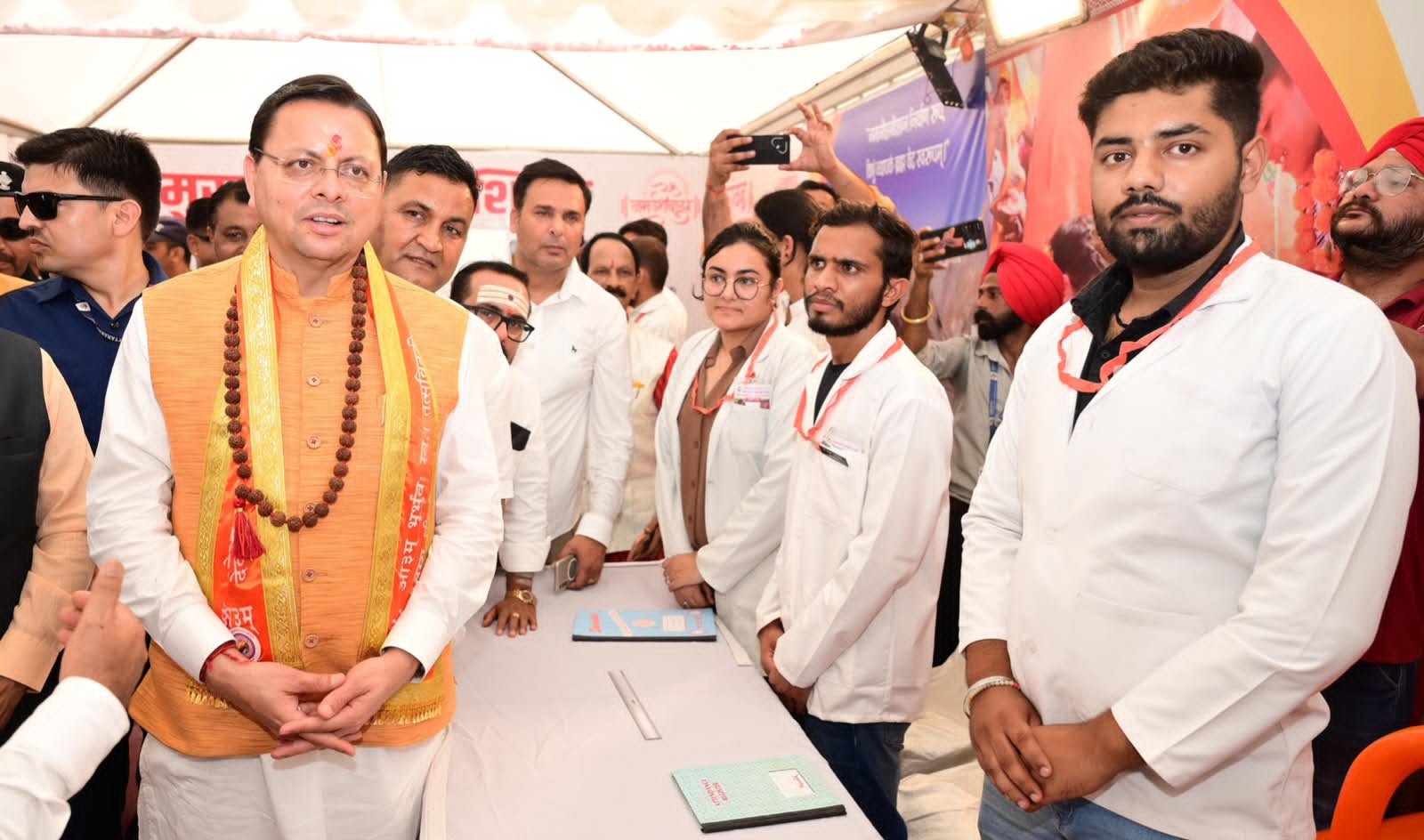 हरिद्वार में शिवभक्त कांवड़ियों पर पुष्पवर्षा, मुख्यमंत्री धामी ने किया