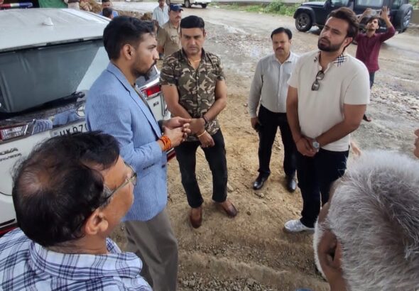 दिल्ली-देहरादून कॉरिडोर से जुड़ी 12 किमी ग्रीनफील्ड बाईपास का डीएम