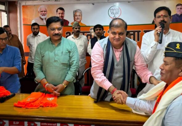 भाजपा में सैकड़ों पूर्व सैन्य अधिकारी और विभिन्न दलों के