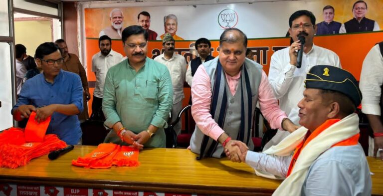 भाजपा में सैकड़ों पूर्व सैन्य अधिकारी और विभिन्न दलों के