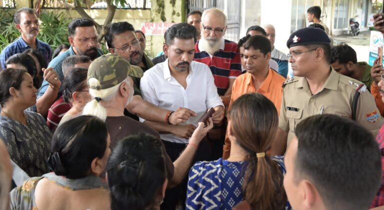 सीमाद्वार में जलभराव पर डीएम सख्त, 24 घंटे में सफाई