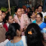मुख्यमंत्री को अपने बीच पाकर उत्साहित हुए लोग, बच्चों से
