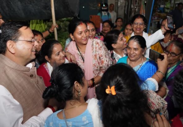 मुख्यमंत्री को अपने बीच पाकर उत्साहित हुए लोग, बच्चों से