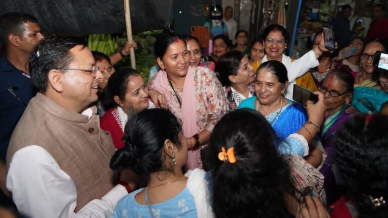 मुख्यमंत्री को अपने बीच पाकर उत्साहित हुए लोग, बच्चों से