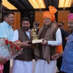 नमो क्रिकेट लीग में धामी ने खिलाड़ियों संग खेला क्रिकेट,