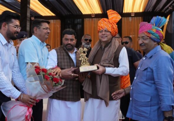 नमो क्रिकेट लीग में धामी ने खिलाड़ियों संग खेला क्रिकेट,