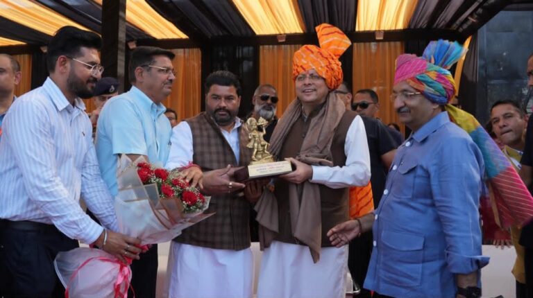 नमो क्रिकेट लीग में धामी ने खिलाड़ियों संग खेला क्रिकेट,
