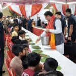टनकपुर दशहरा महोत्सव में मुख्यमंत्री धामी ने भंडारे में की
