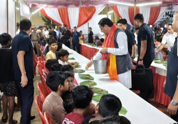 टनकपुर दशहरा महोत्सव में मुख्यमंत्री धामी ने भंडारे में की
