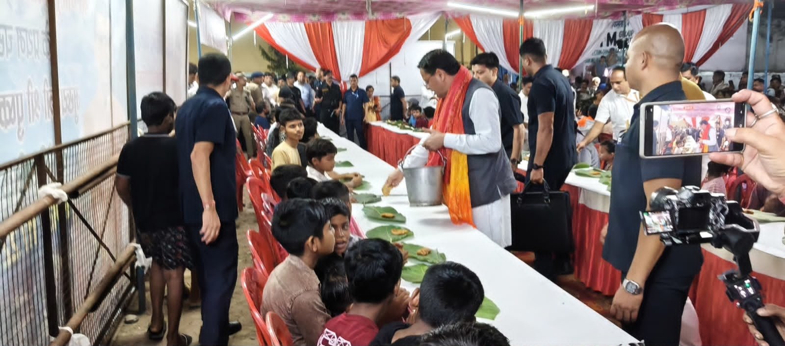 टनकपुर दशहरा महोत्सव में मुख्यमंत्री धामी ने भंडारे में की