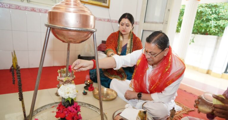 नवरात्रि के प्रथम दिन मुख्यमंत्री धामी ने की मां दुर्गा