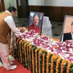 विधानसभा में खण्डूड़ी और हीरा सिंह बिष्ट को मुख्यमंत्री ने