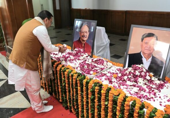 विधानसभा में खण्डूड़ी और हीरा सिंह बिष्ट को मुख्यमंत्री ने
