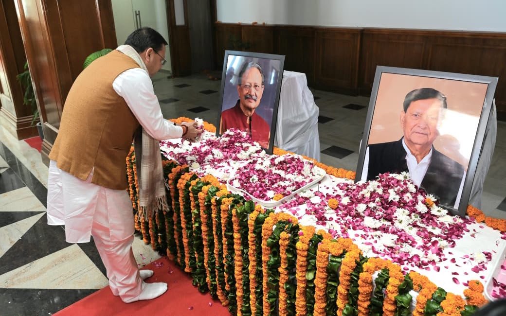 विधानसभा में खण्डूड़ी और हीरा सिंह बिष्ट को मुख्यमंत्री ने